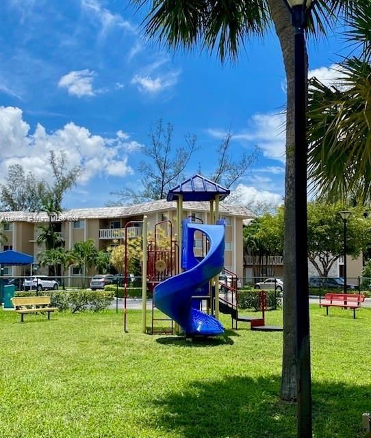 Active With Contract: $1,900 (1 beds, 1 baths, 700 Square Feet)