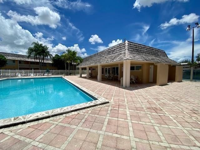 Active With Contract: $1,900 (1 beds, 1 baths, 700 Square Feet)