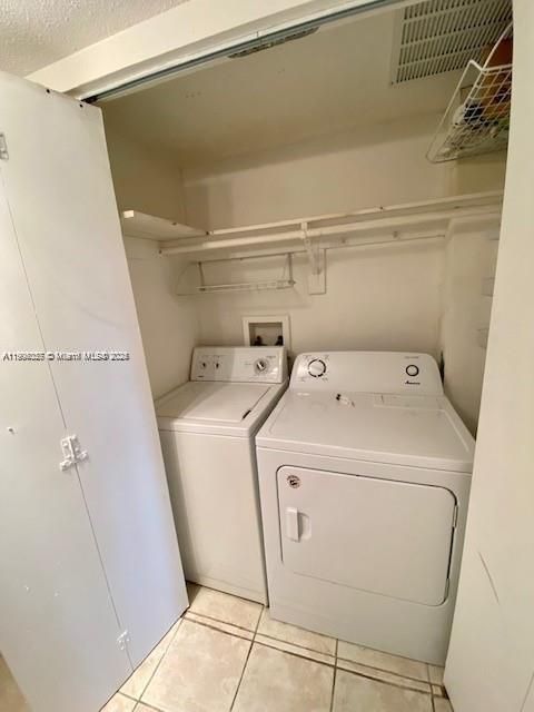 Active With Contract: $1,900 (1 beds, 1 baths, 700 Square Feet)