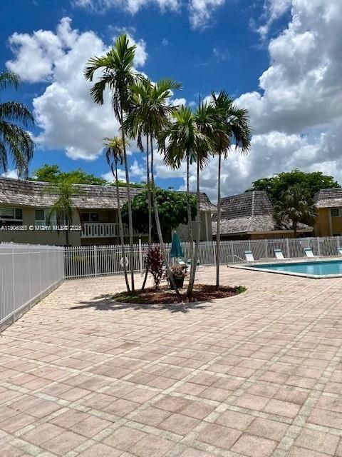 Active With Contract: $1,900 (1 beds, 1 baths, 700 Square Feet)