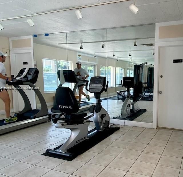 Active With Contract: $1,900 (1 beds, 1 baths, 700 Square Feet)