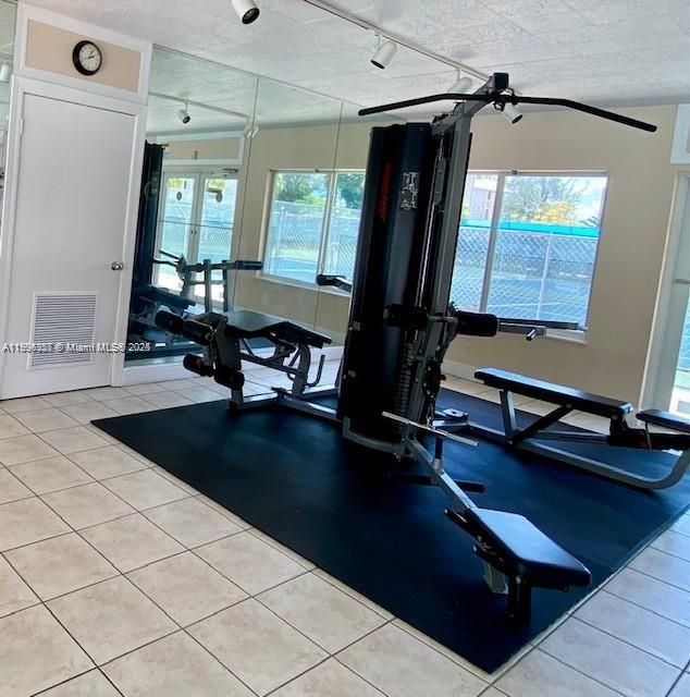 Active With Contract: $1,900 (1 beds, 1 baths, 700 Square Feet)