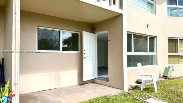 Active With Contract: $1,900 (1 beds, 1 baths, 700 Square Feet)
