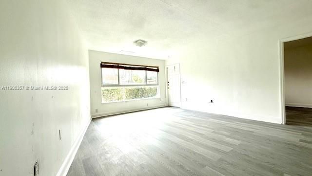 Active With Contract: $1,900 (1 beds, 1 baths, 700 Square Feet)