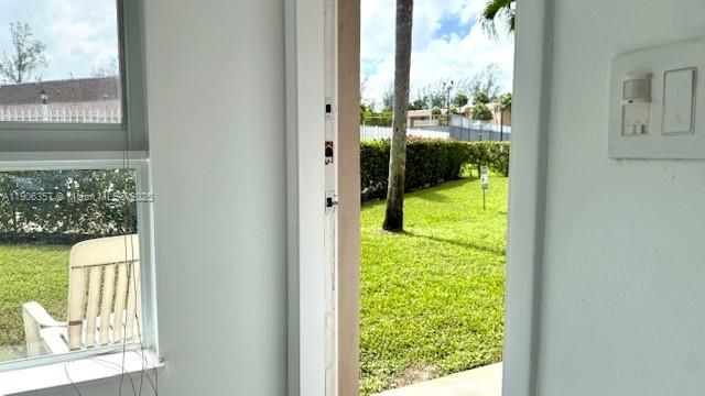 Active With Contract: $1,900 (1 beds, 1 baths, 700 Square Feet)