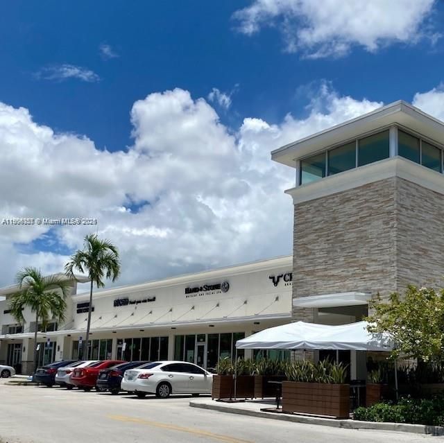 Active With Contract: $1,900 (1 beds, 1 baths, 700 Square Feet)