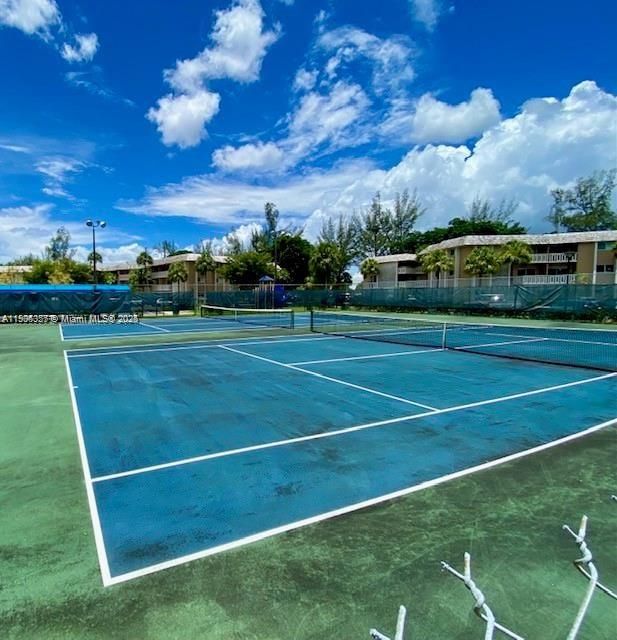 Active With Contract: $1,900 (1 beds, 1 baths, 700 Square Feet)