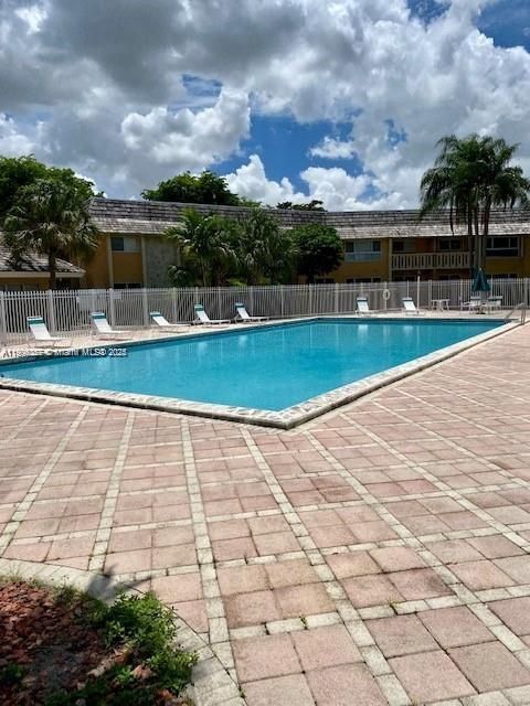 Active With Contract: $1,900 (1 beds, 1 baths, 700 Square Feet)