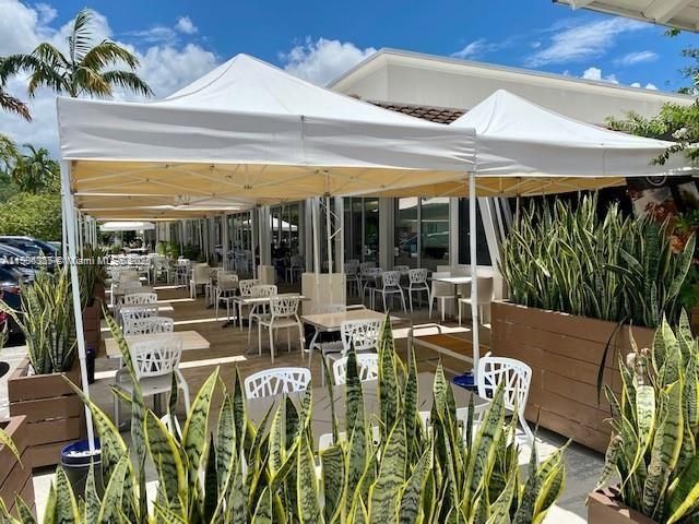 Active With Contract: $1,900 (1 beds, 1 baths, 700 Square Feet)