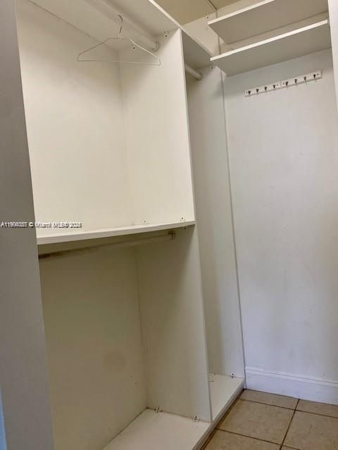 Active With Contract: $1,900 (1 beds, 1 baths, 700 Square Feet)