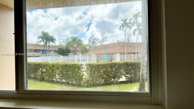 Active With Contract: $1,900 (1 beds, 1 baths, 700 Square Feet)