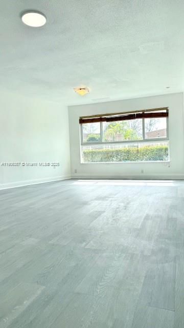 Active With Contract: $1,900 (1 beds, 1 baths, 700 Square Feet)