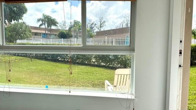 Active With Contract: $1,900 (1 beds, 1 baths, 700 Square Feet)