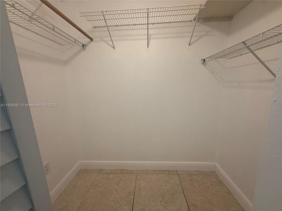 合同活跃: $720,000 (4 贝兹, 2 浴室, 1821 平方英尺)