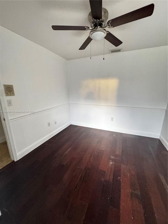 合同活跃: $720,000 (4 贝兹, 2 浴室, 1821 平方英尺)