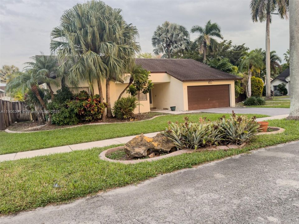 合同活跃: $720,000 (4 贝兹, 2 浴室, 1821 平方英尺)