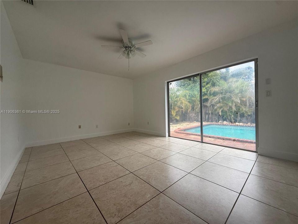 合同活跃: $720,000 (4 贝兹, 2 浴室, 1821 平方英尺)