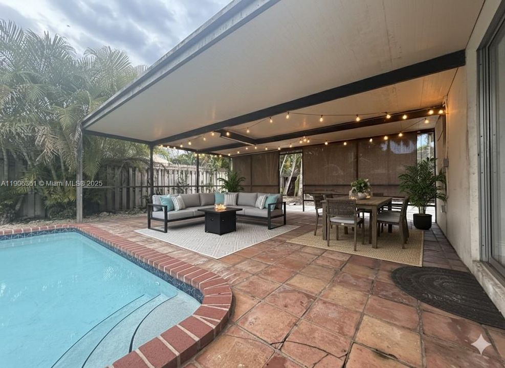 合同活跃: $720,000 (4 贝兹, 2 浴室, 1821 平方英尺)