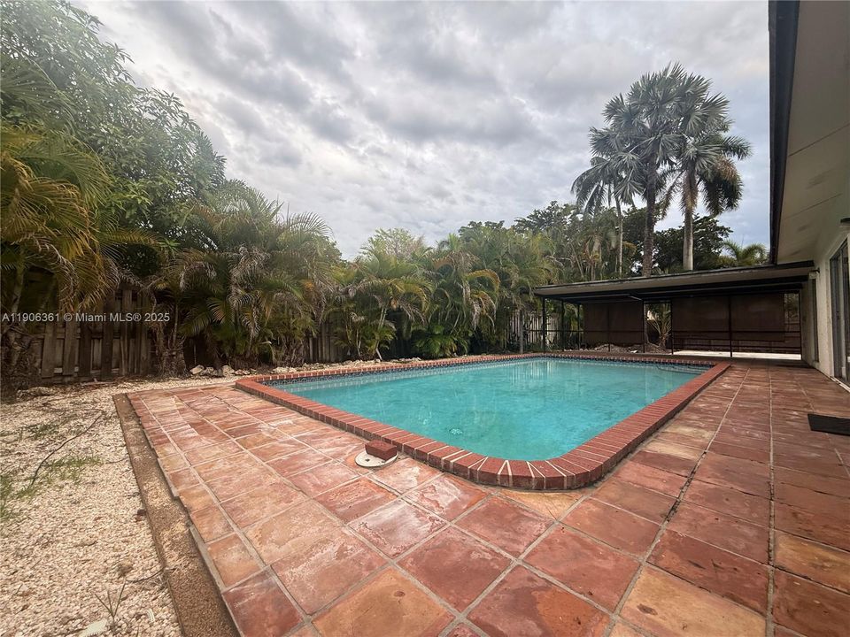 合同活跃: $720,000 (4 贝兹, 2 浴室, 1821 平方英尺)