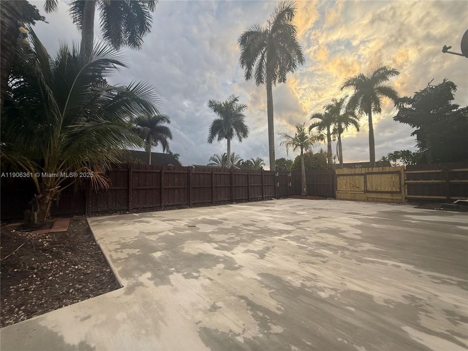 合同活跃: $720,000 (4 贝兹, 2 浴室, 1821 平方英尺)