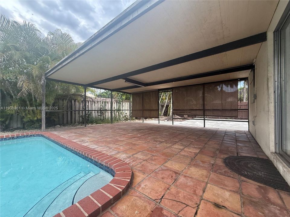 合同活跃: $720,000 (4 贝兹, 2 浴室, 1821 平方英尺)