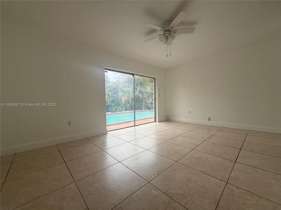 合同活跃: $720,000 (4 贝兹, 2 浴室, 1821 平方英尺)