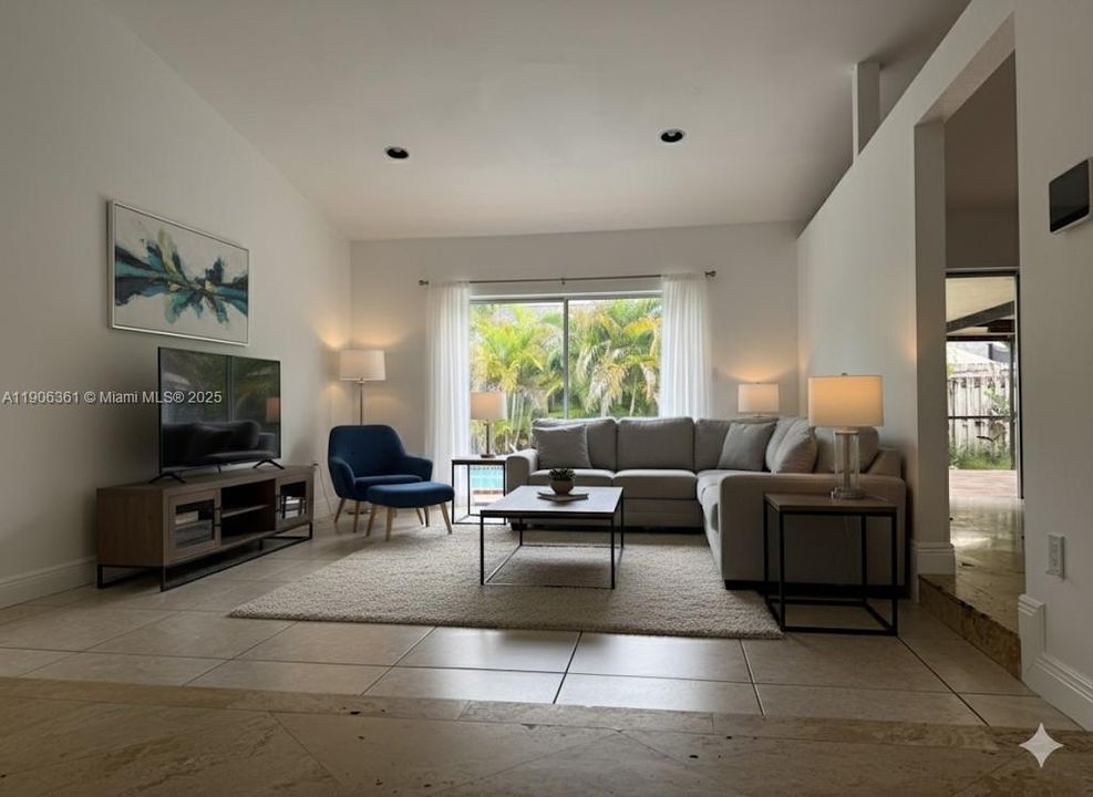 合同活跃: $720,000 (4 贝兹, 2 浴室, 1821 平方英尺)