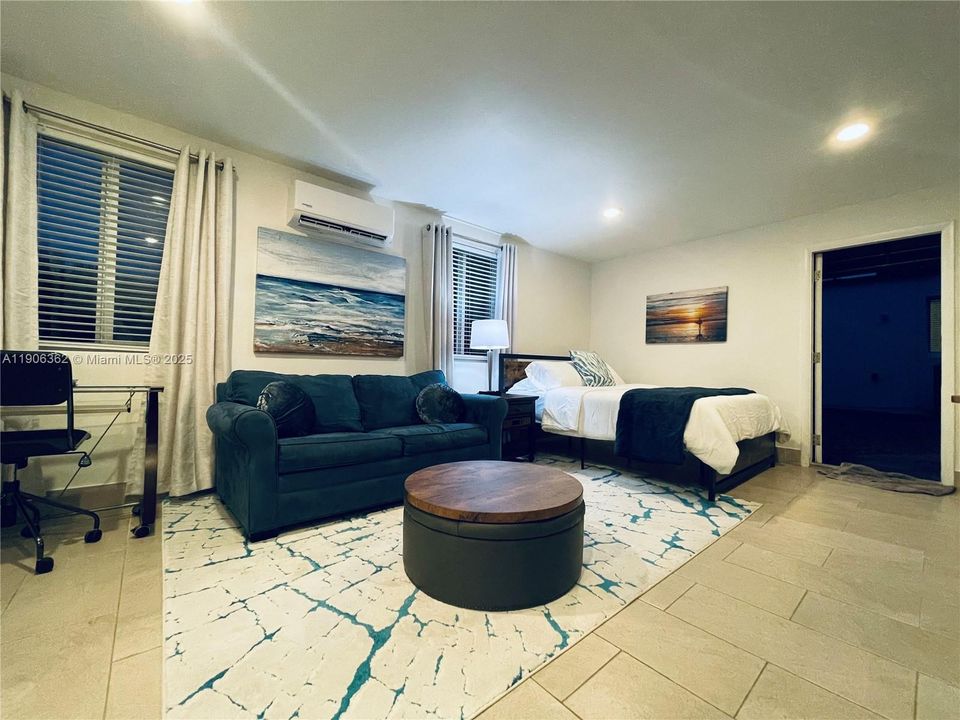 For Rent: $2,100 (0 beds, 1 baths, 300 Square Feet)