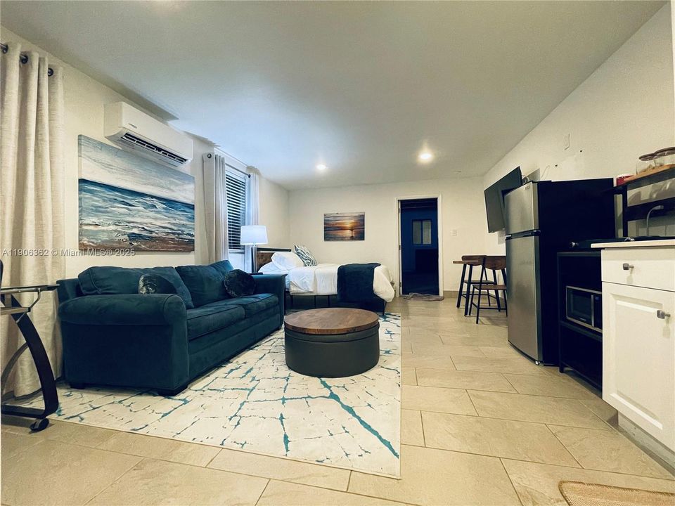 For Rent: $2,100 (0 beds, 1 baths, 300 Square Feet)