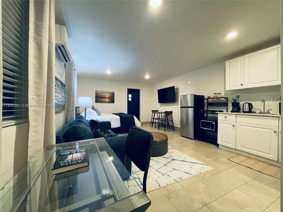 For Rent: $2,100 (0 beds, 1 baths, 300 Square Feet)