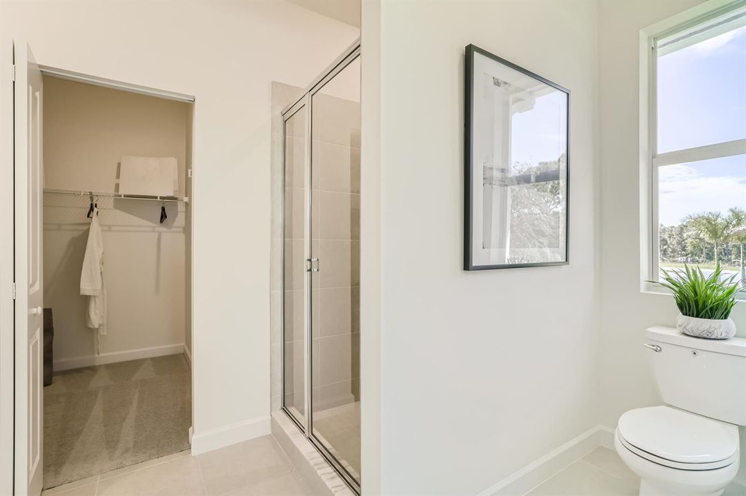 PBH_VerandaLanding_Honey_Pic_Owners_Bath