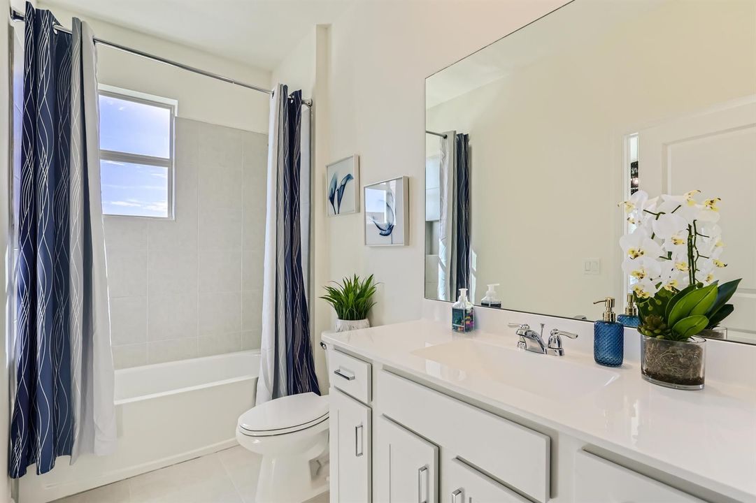 PBH_VerandaLanding_Honey_Pic_Bath2_F2