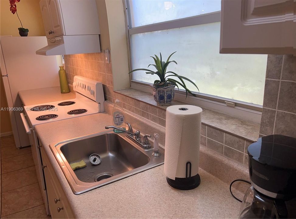 For Rent: $1,900 (1 beds, 1 baths, 750 Square Feet)