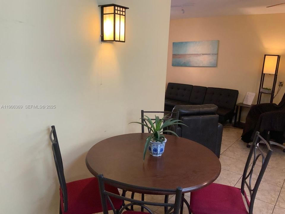 For Rent: $1,900 (1 beds, 1 baths, 750 Square Feet)