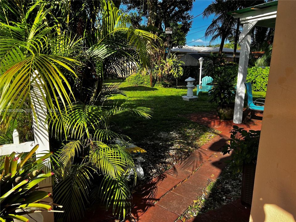 For Rent: $1,900 (1 beds, 1 baths, 750 Square Feet)