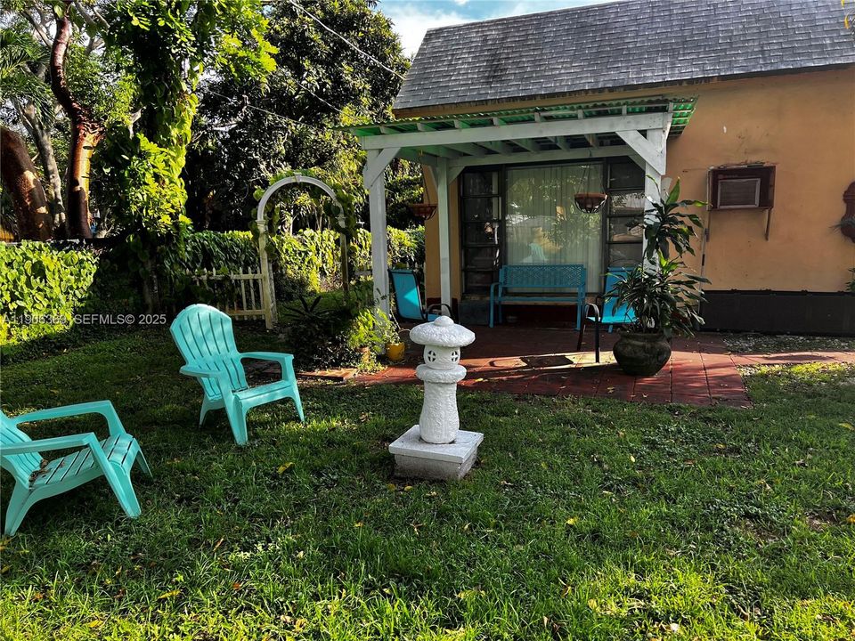 For Rent: $1,900 (1 beds, 1 baths, 750 Square Feet)