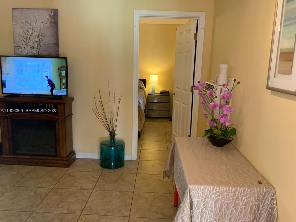 For Rent: $1,900 (1 beds, 1 baths, 750 Square Feet)