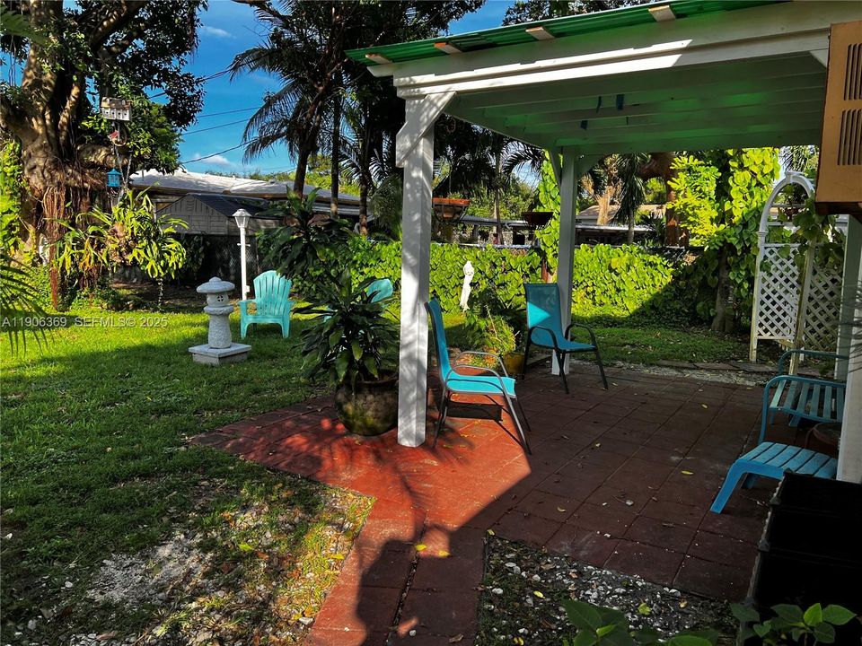 For Rent: $1,900 (1 beds, 1 baths, 750 Square Feet)