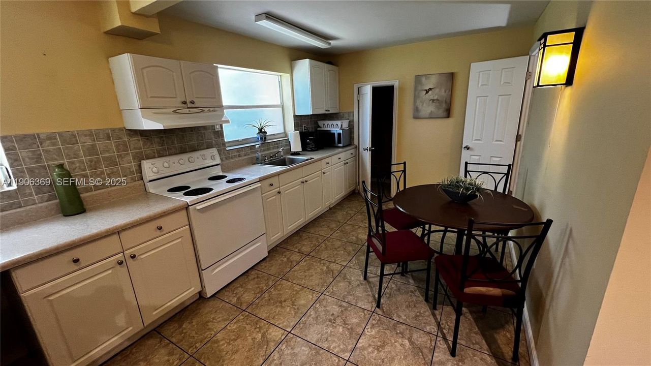 For Rent: $1,900 (1 beds, 1 baths, 750 Square Feet)