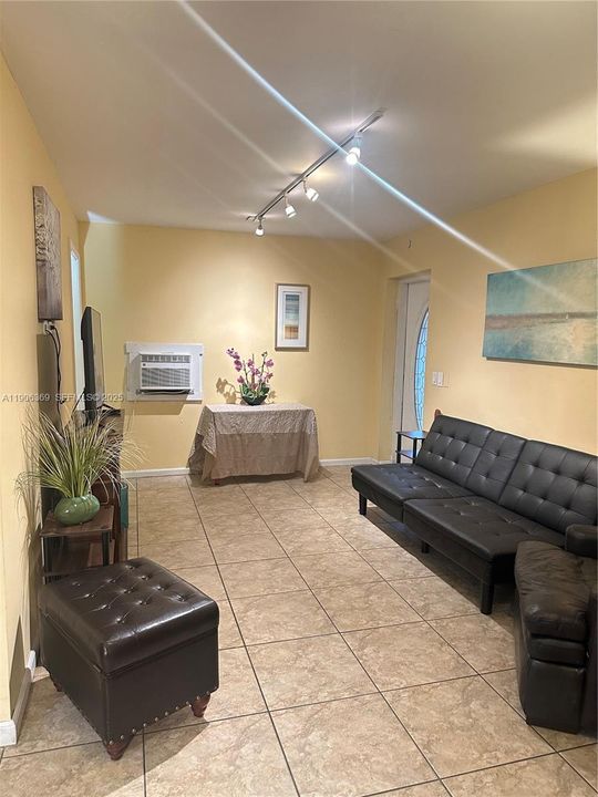 For Rent: $1,900 (1 beds, 1 baths, 750 Square Feet)