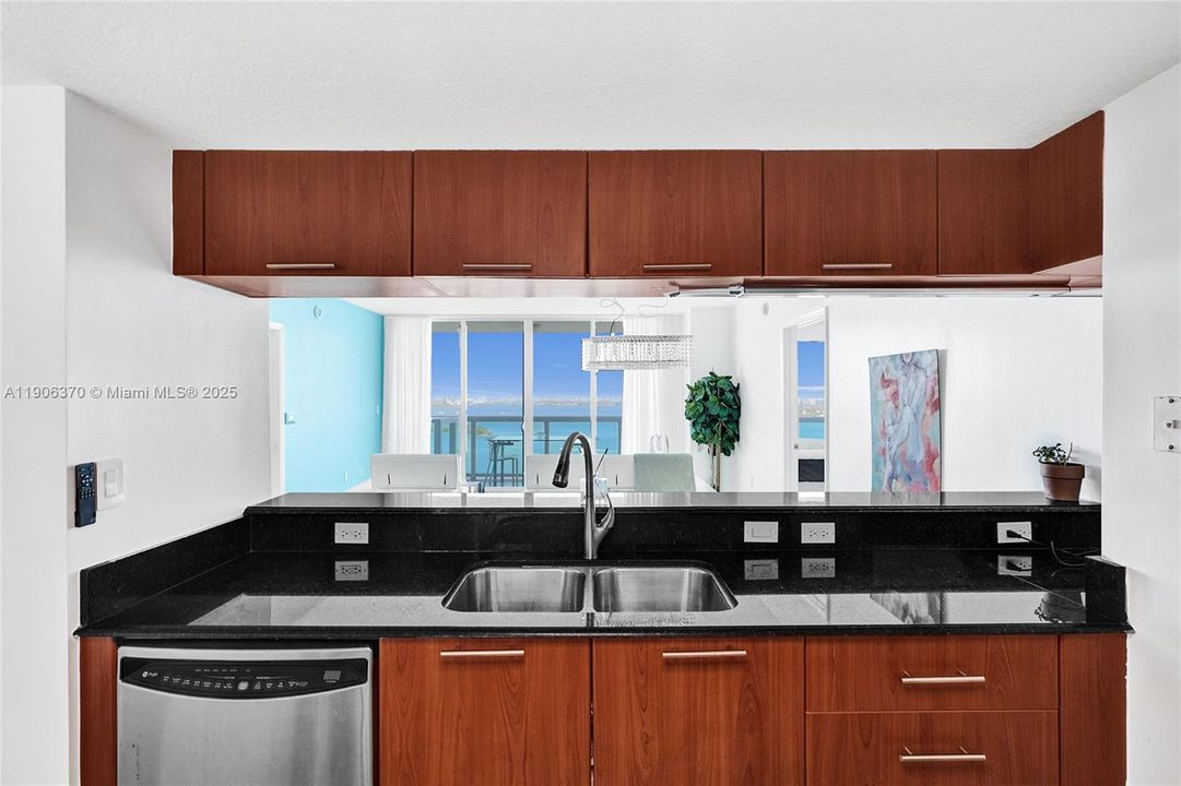 待售: $800,000 (2 贝兹, 2 浴室, 1222 平方英尺)