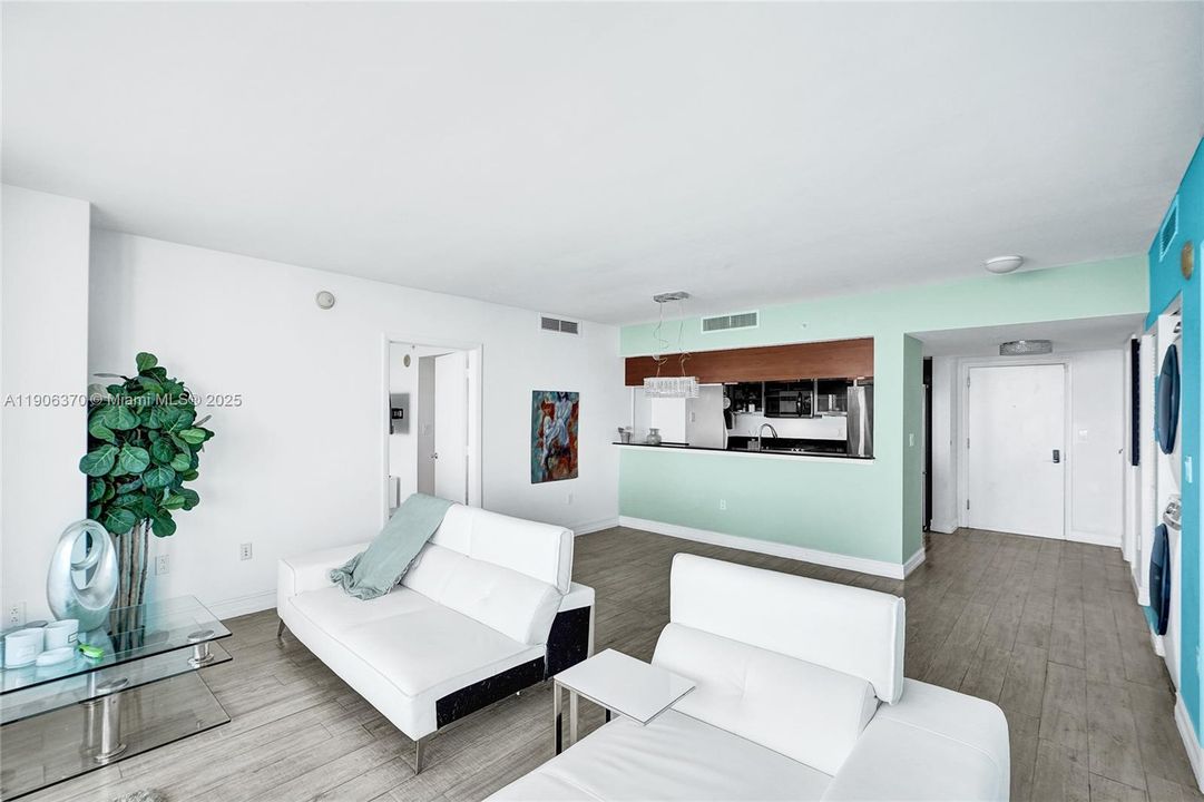 待售: $800,000 (2 贝兹, 2 浴室, 1222 平方英尺)