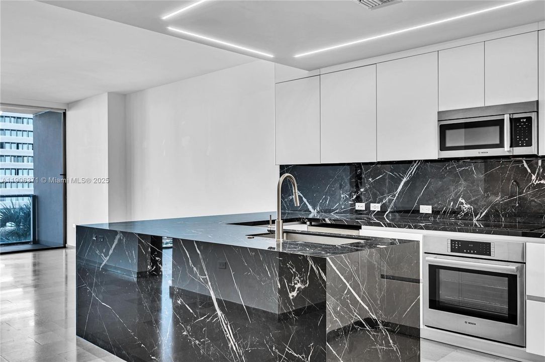 出租: $9,000 (3 贝兹, 3 浴室, 1898 平方英尺)