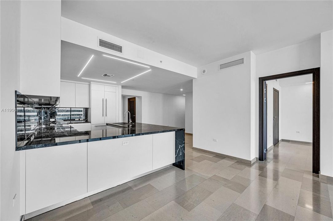 出租: $9,000 (3 贝兹, 3 浴室, 1898 平方英尺)