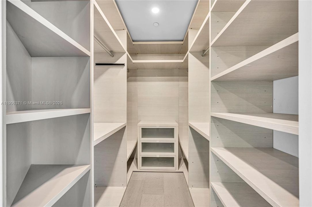 出租: $9,000 (3 贝兹, 3 浴室, 1898 平方英尺)