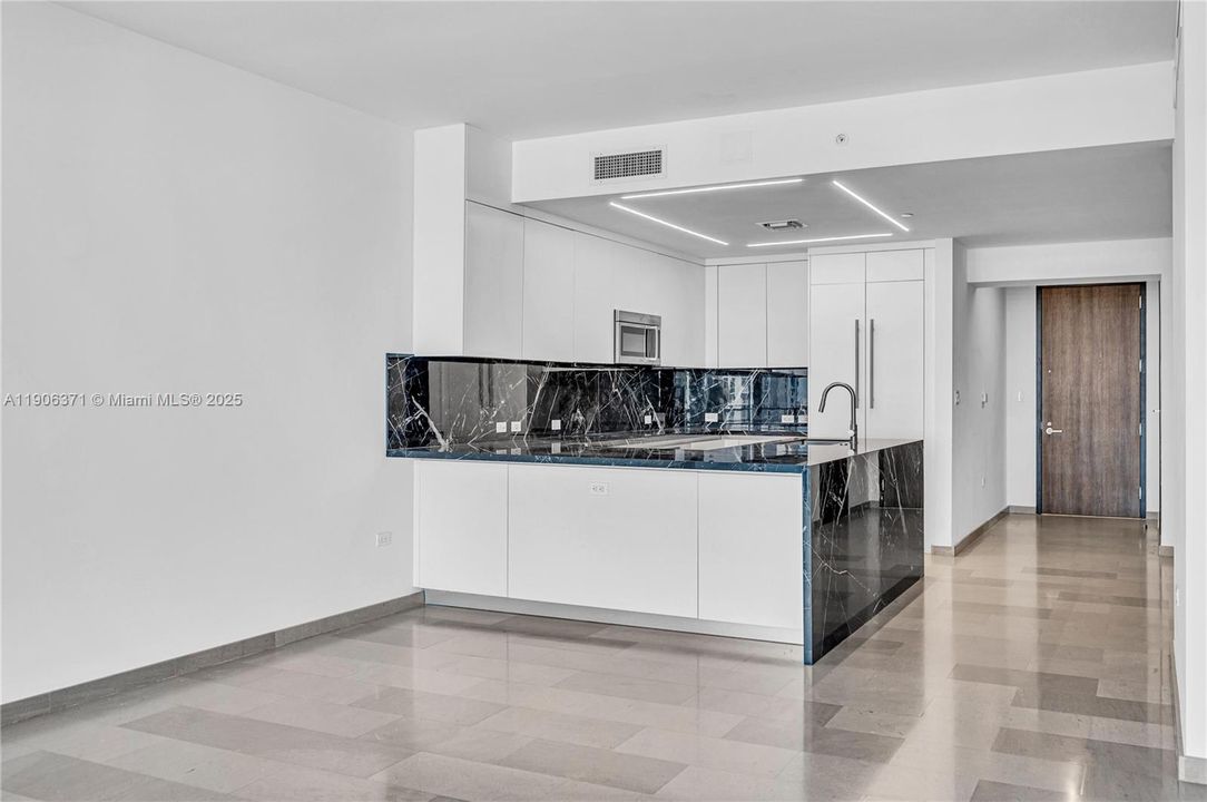 出租: $9,000 (3 贝兹, 3 浴室, 1898 平方英尺)