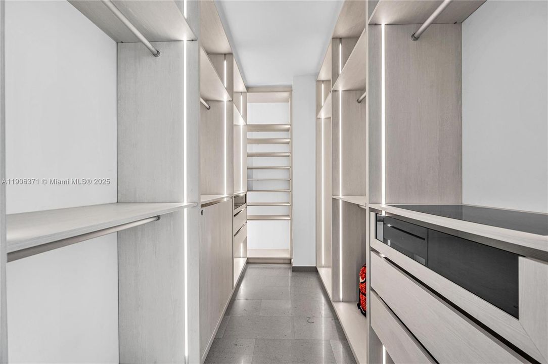 出租: $9,000 (3 贝兹, 3 浴室, 1898 平方英尺)