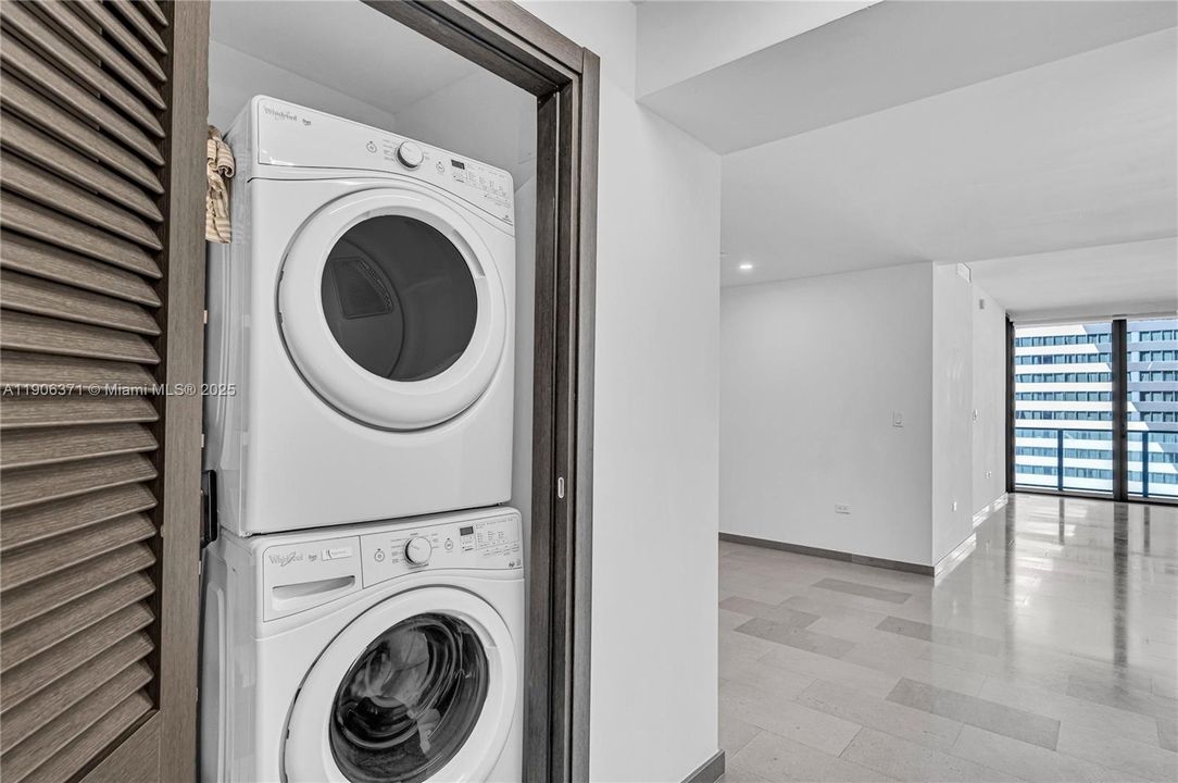 出租: $9,000 (3 贝兹, 3 浴室, 1898 平方英尺)