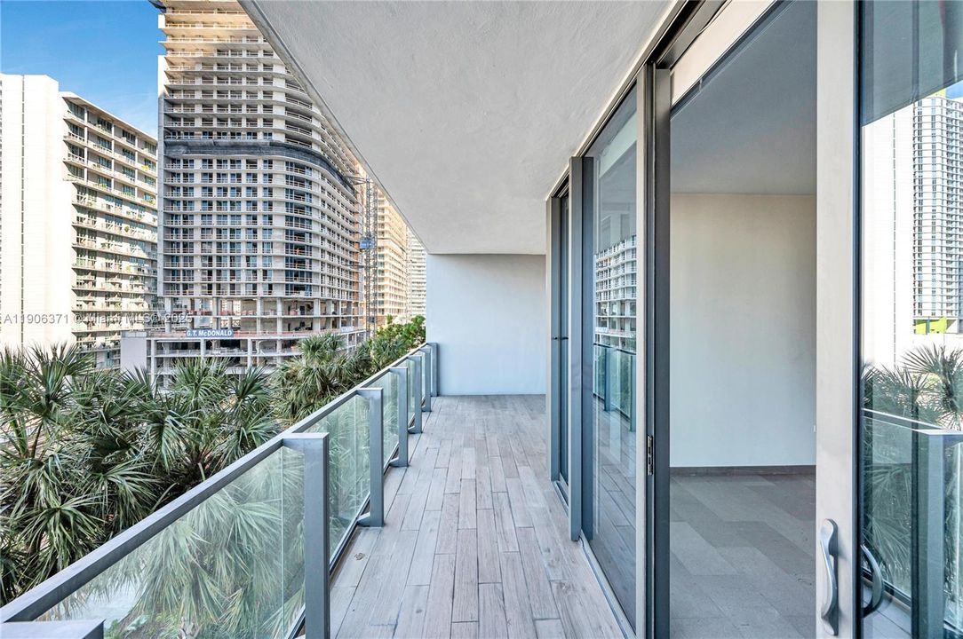 出租: $9,000 (3 贝兹, 3 浴室, 1898 平方英尺)