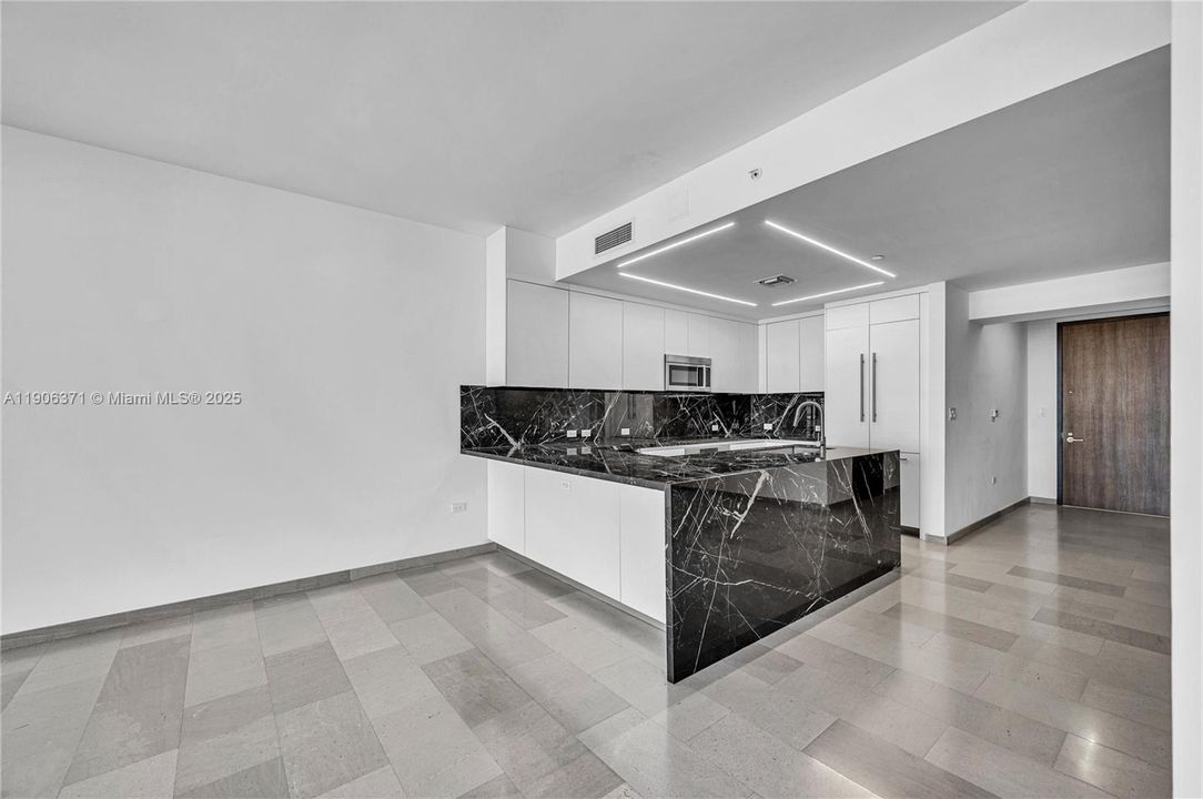 出租: $9,000 (3 贝兹, 3 浴室, 1898 平方英尺)